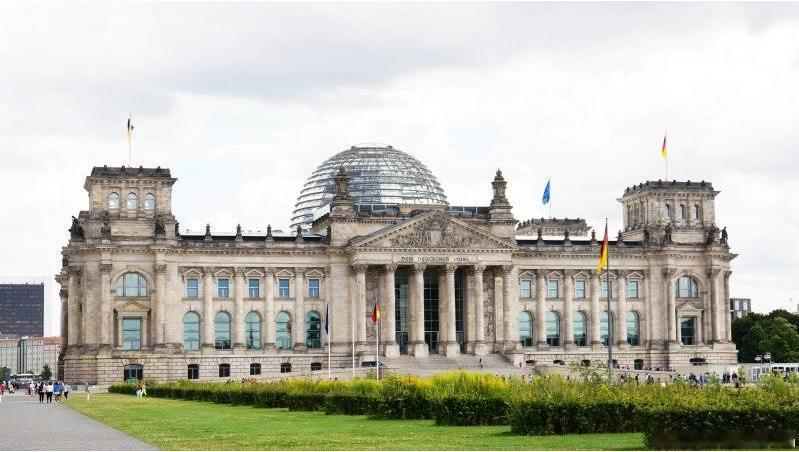 德国通过新兵役法：力争十年内将军队规模大幅扩充
德国议会周五通过了政府今年早些时