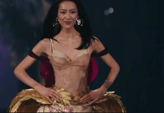 2026维密大秀的T台上，三代国模用各自的方式写完了关于“坚持”的故事。

刘雯第10次登台，金色折