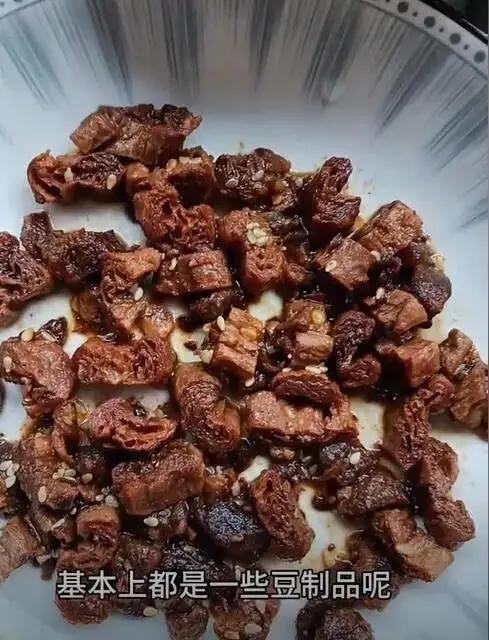 12月28日，湖南长沙一位网友发视频称，在当地一个博览会上买了一款牛肉干，但回家