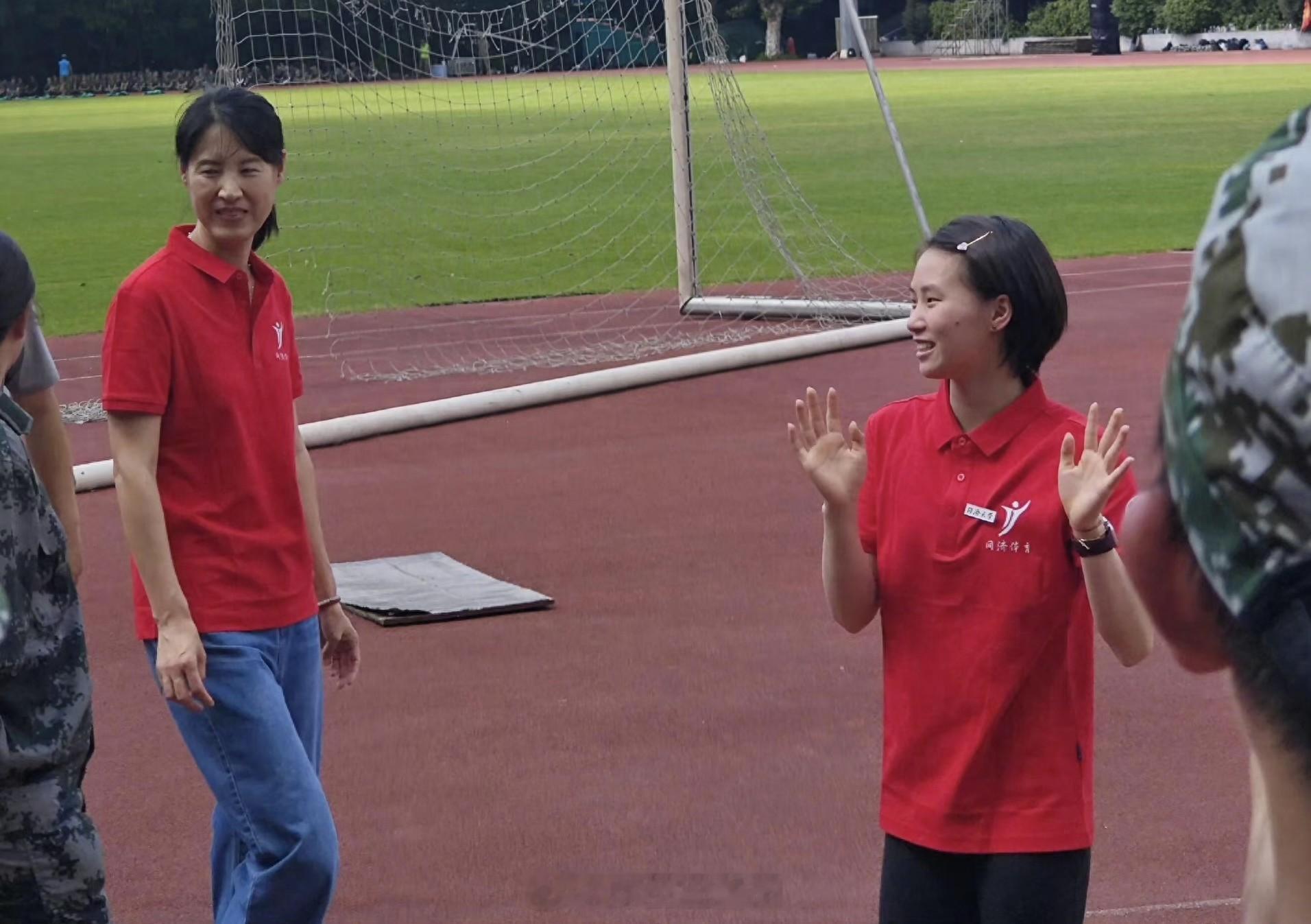 #大一新生陈芋汐# 原来，今天是同济大学开学报到日。有网友晒出多张在校园里偶遇陈