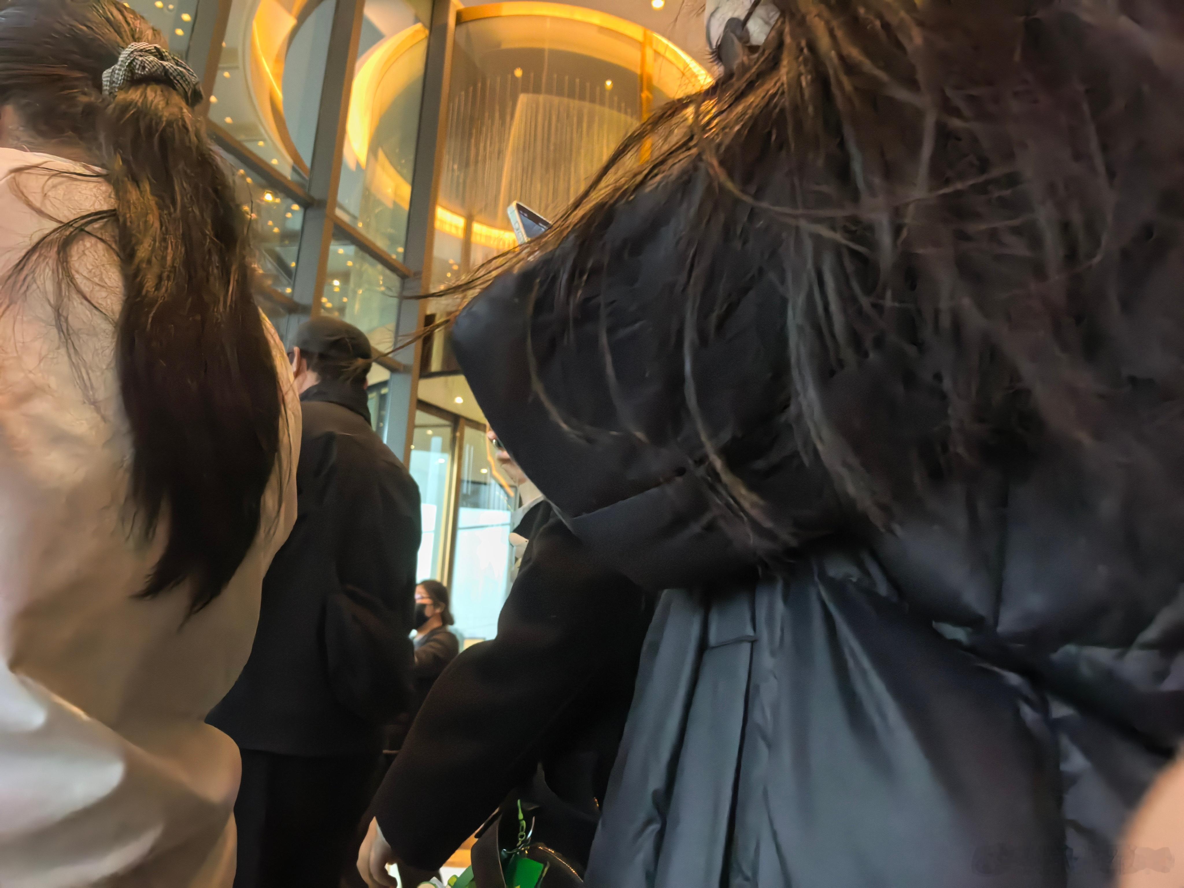 不知道是哪位明星从身边走过去，一大堆女粉丝包围着拍照 