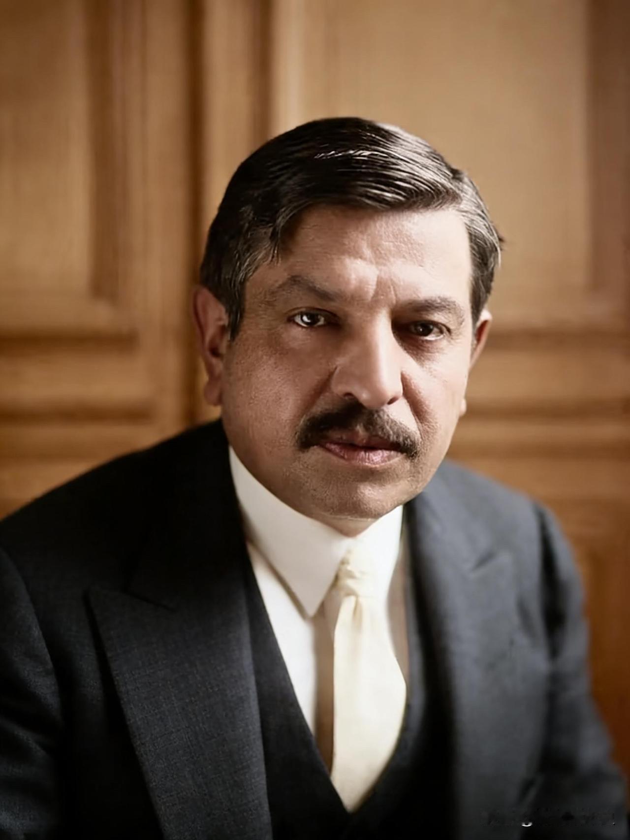 皮埃尔·赖伐尔（1883-1945）是法国政治史上一个极具争议性的人物。他曾在战