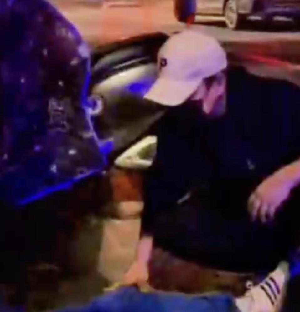 张颂文在韶关救人认定系见义勇为，获颁奖金证书！好友代发言
深夜的马路上，不少人还