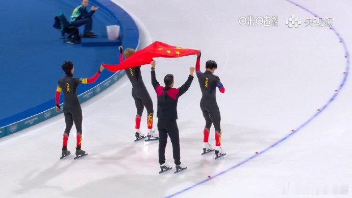 意大利速滑男子团体追逐金牌 米兰冬奥会速度滑冰男子团体追逐A组决赛，意大利4.5