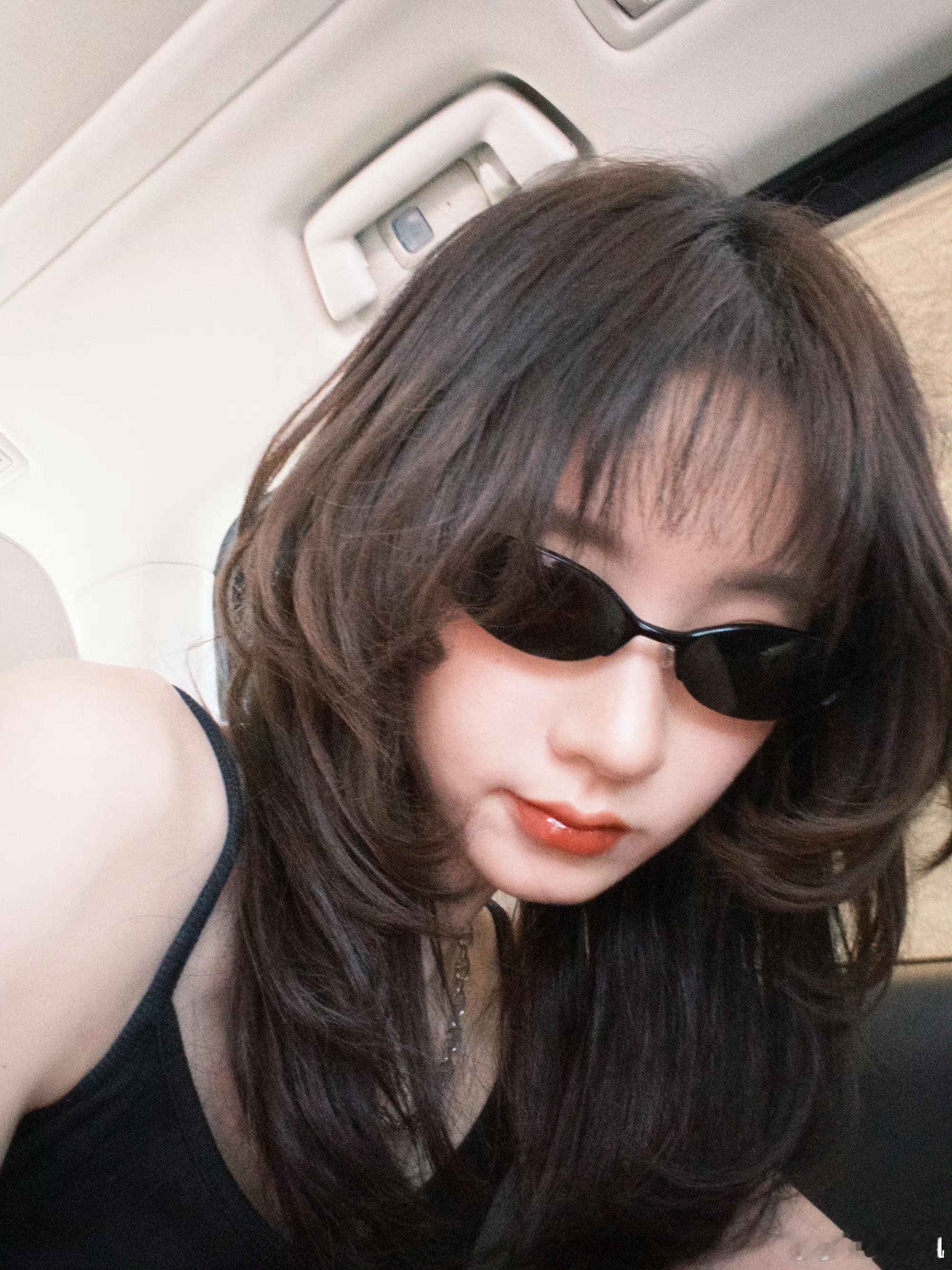 张艺凡这么帅可以做单线任务了以前女推里那个被吓到往姐姐身后躲的小哭包，现在穿上皮