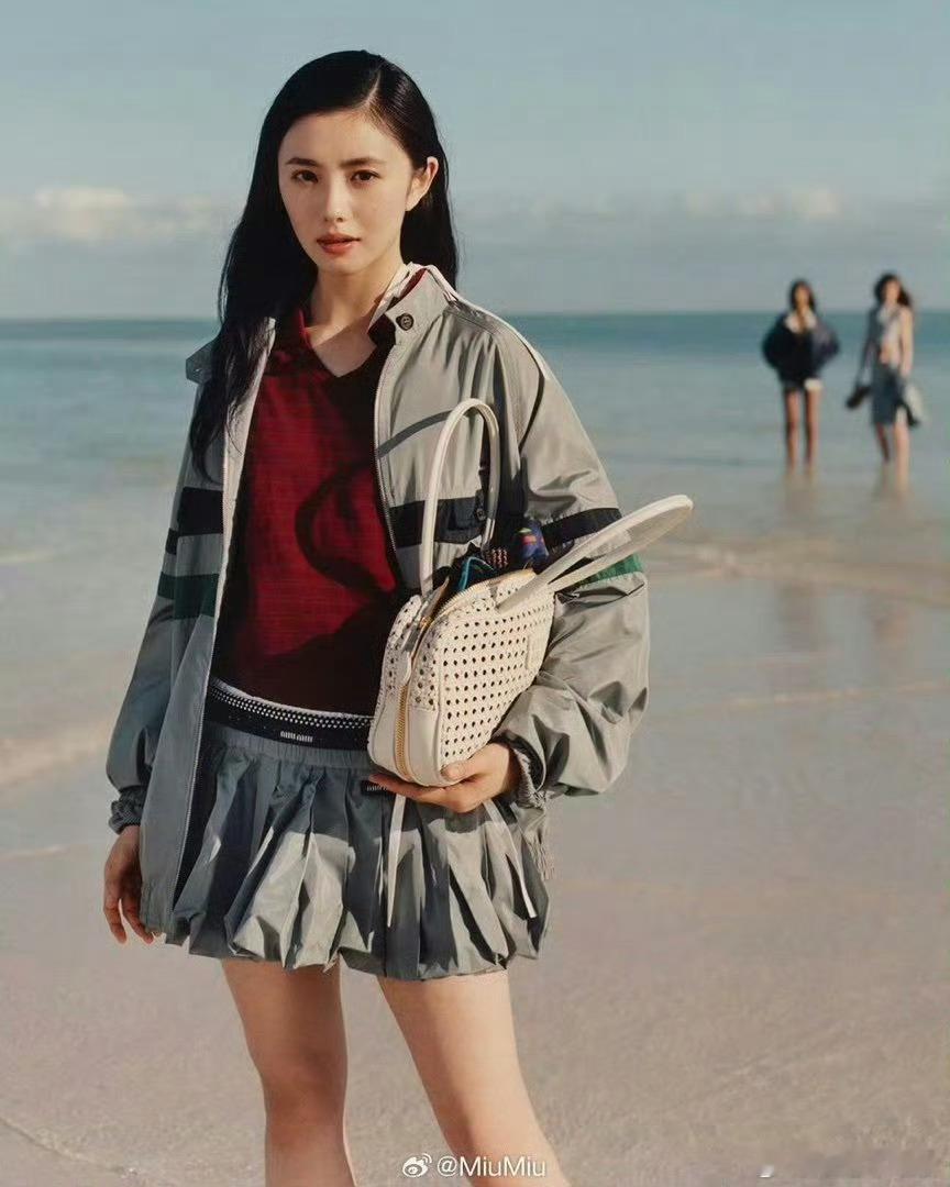 没有对比就没有伤害，赵今麦给人一种很努力在摆脱土感的感觉。 