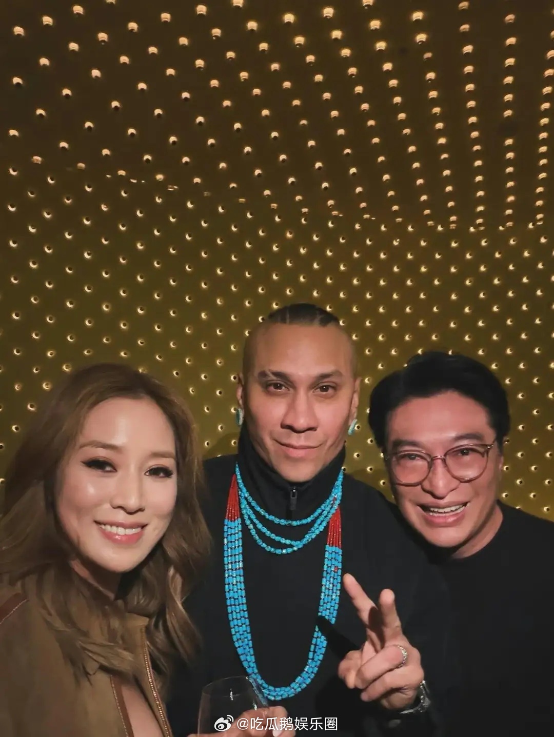 徐子淇在自家餐厅接待外宾，穿西装干练大方，亲力亲为打理生意！ 