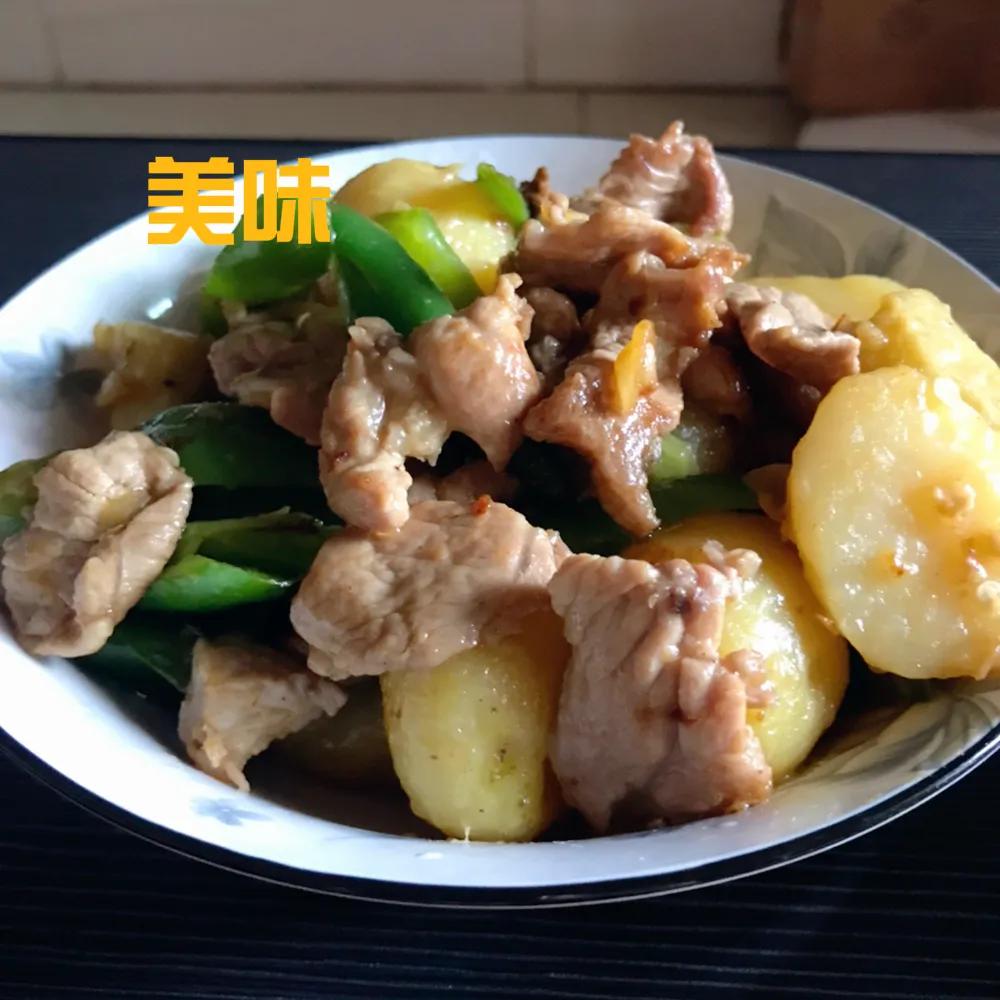 #秋日生活打卡季#
简简单单又是一餐，
家里有什么就煮什么。
嘿嘿，这个搭配还不