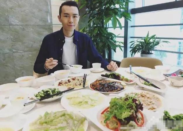 方大同仍然在世。方大同是知名音乐人，他长期坚持吃素。他认为素食不仅健康，还符合自