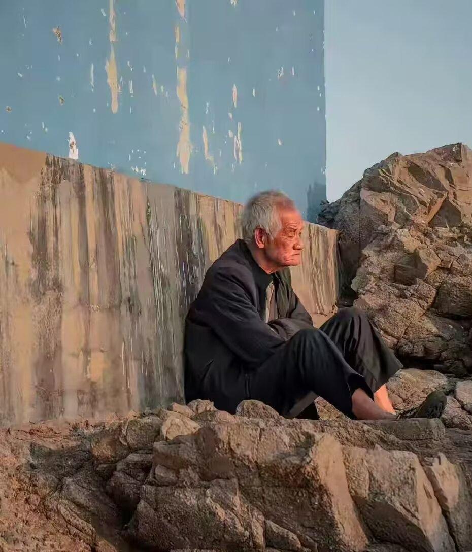 等你老了，躺在床上需要人照顾的时候，才明白那些你拿命疼的人，连端杯水都会嫌烦。