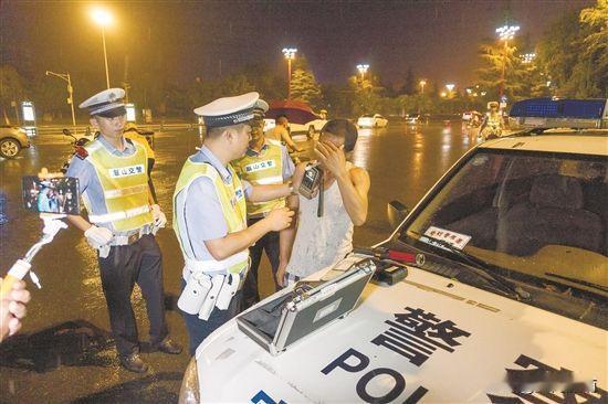 “交警败诉！”辽宁鞍山，男子醉酒后开车，被交警逮个正着，后被4名辅警带至医院抽血