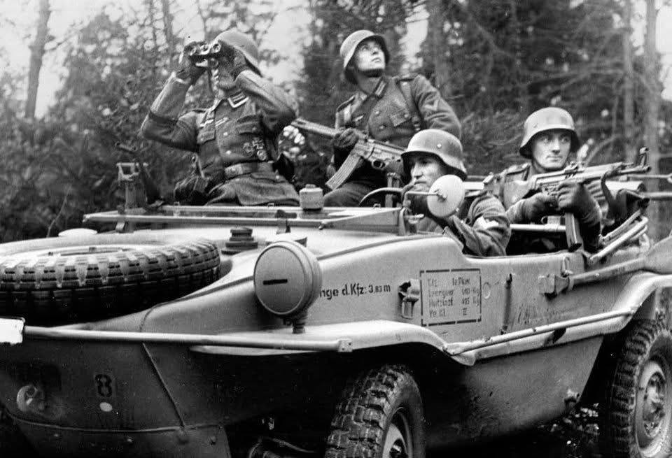 ‌图一：纳粹德军装甲掷弹兵师“大德意志”的几名先遣队士兵正乘坐大众水陆两栖车在前