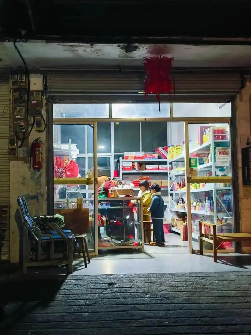 小店迎来了天使投资人，刷到一个老板分享的视频，3个小孩来买饮料，小孩一眼就认出老