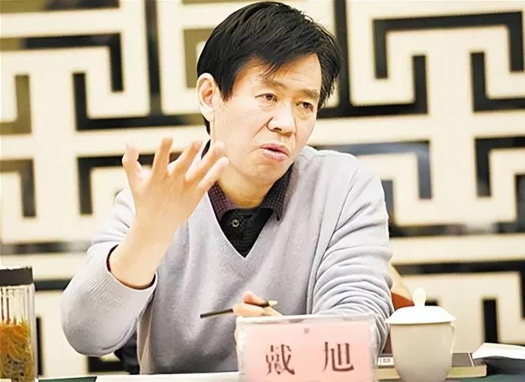 军事专家戴旭有个观点，很扎心。他说我们航母下水，五代机上天，导弹快到没影，家底越