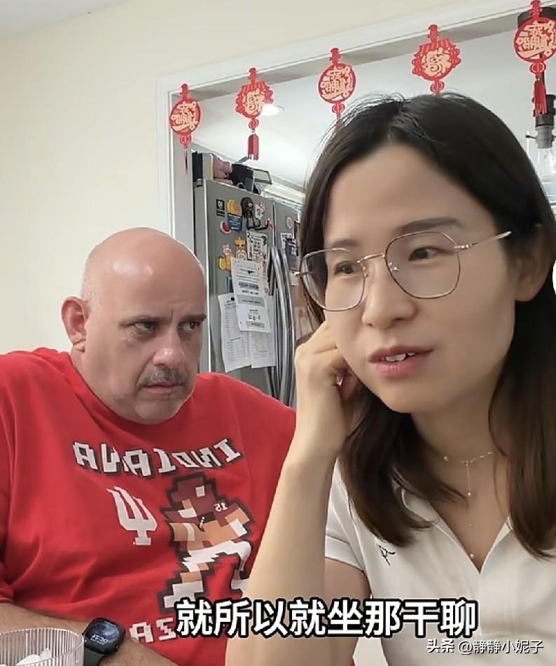 A妈确实有点飘了，偏要买太大别墅，杰森态度一般，觉得目前的房子才换过两年，刚住习