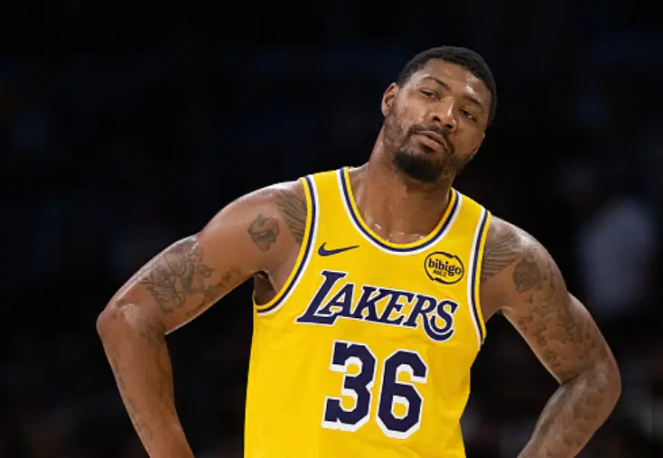 斯马特：“41岁的勒布朗-詹姆斯飞身扑球，对吧？这足以说明我们过去和现在之间的差