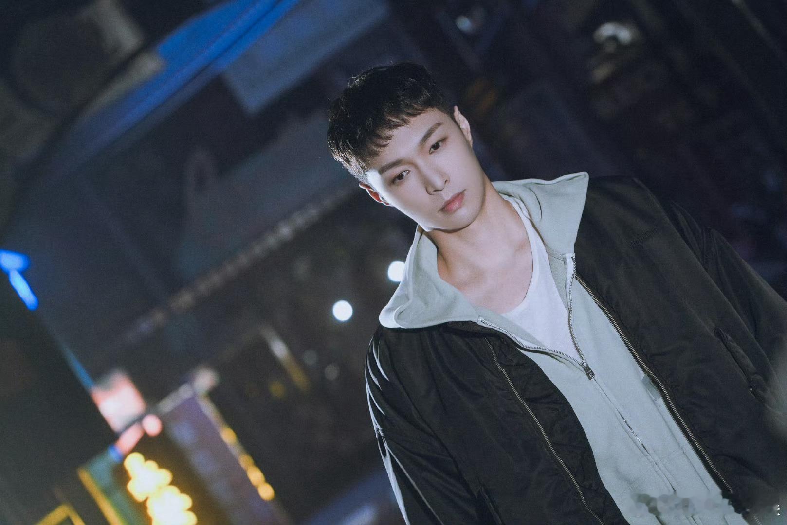 张艺兴新歌WhatAboutLove  送上一组“腼腆害羞内向男高”的帅照[冲刺