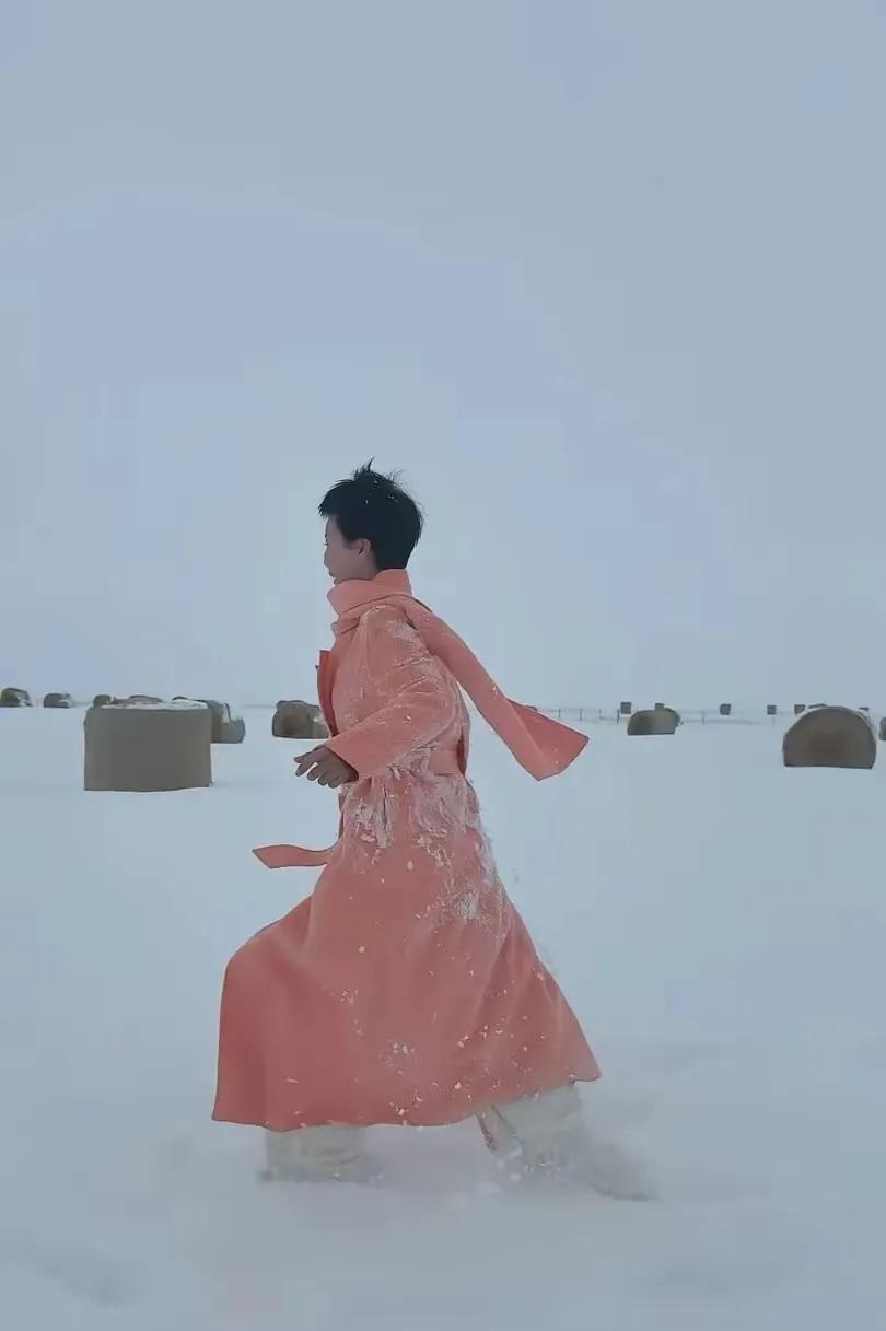 这个是贺娇龙发的最后一张朋友圈
她那一袭红衣策马血原，惊艳了多少人？
没想到，她