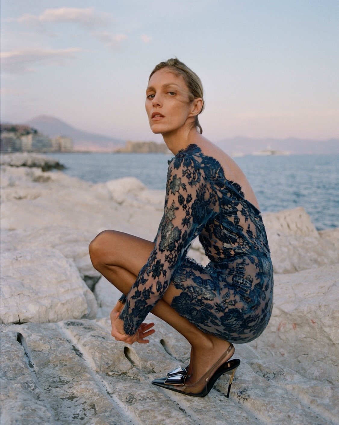 超模Anja Rubik登上《HTSI Magazine》2026秋冬刊封面，迷