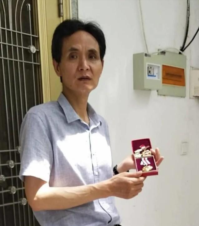一等功臣张长海，潜伏3天3夜，不吃不喝，大小便随身排出。405战斗中，张长海全身