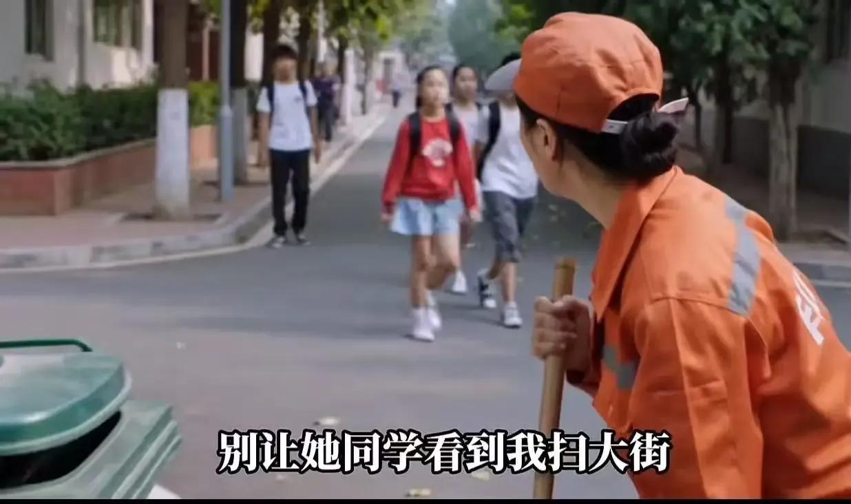 男孩因同学嘲笑妈妈是清洁工，愤怒撕作业本还打人，老师得知后却这样做，网友纷纷点赞