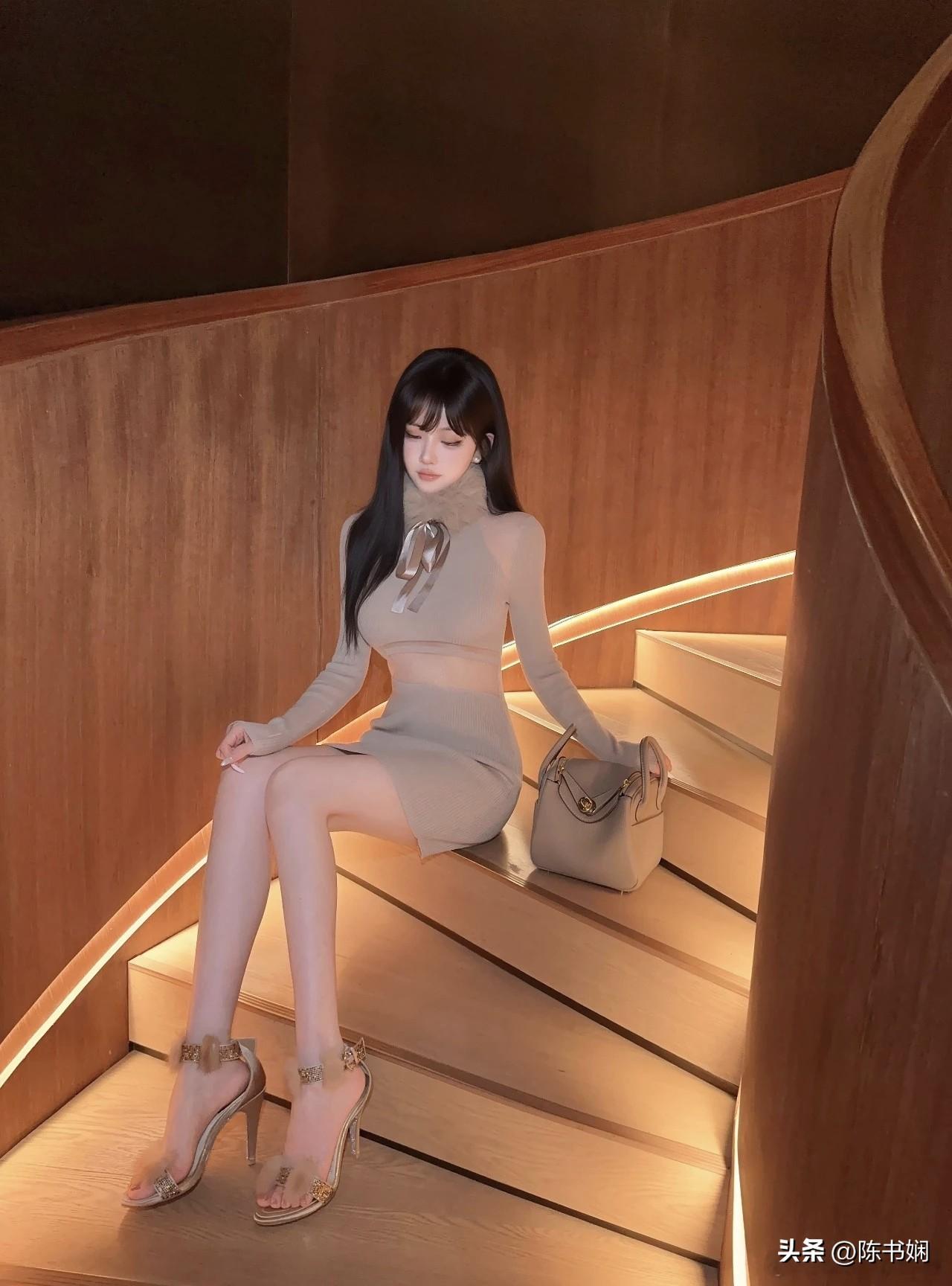 木阶凝眸黛影柔，
浅衫纤骨惹风悠。
金屐轻依云步稳，
香包斜倚意悠悠。