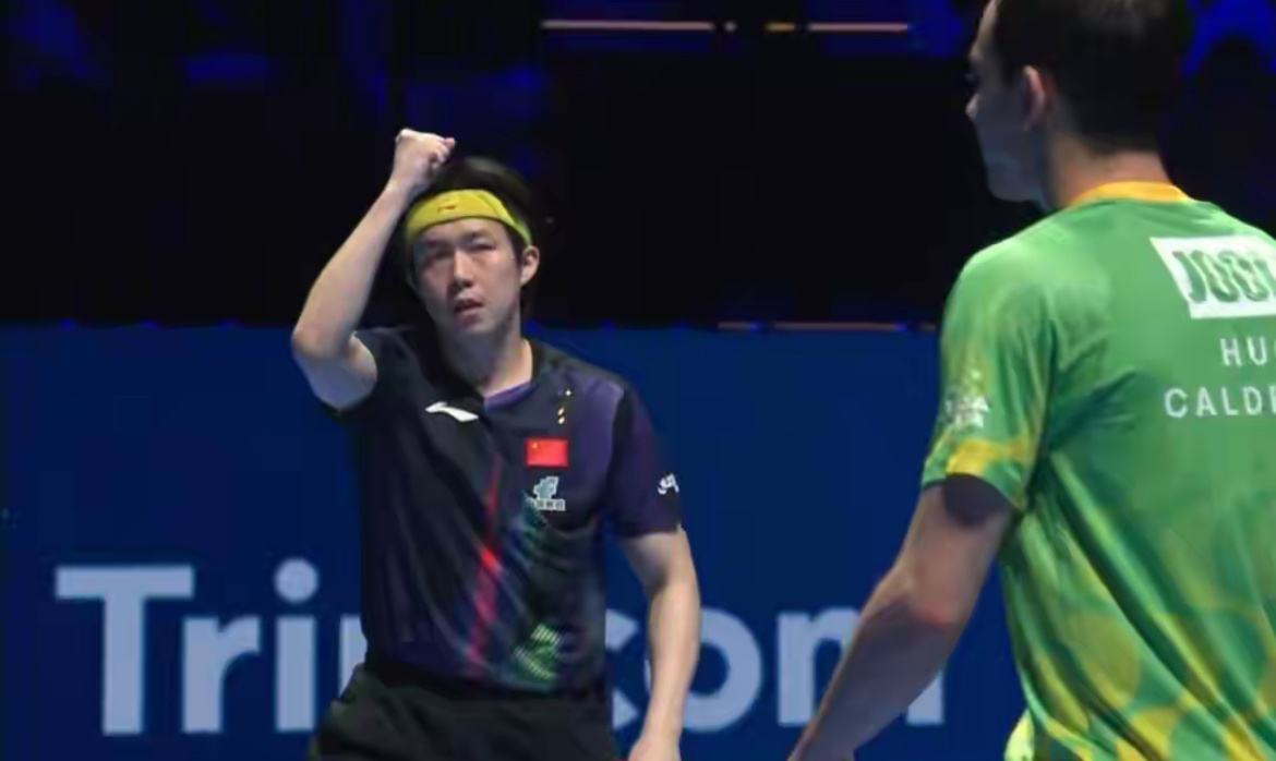 4-1拒绝翻盘！王皓7字箴言点醒爱徒，王楚钦生涯首进世界杯决赛冲击首冠王楚钦4-