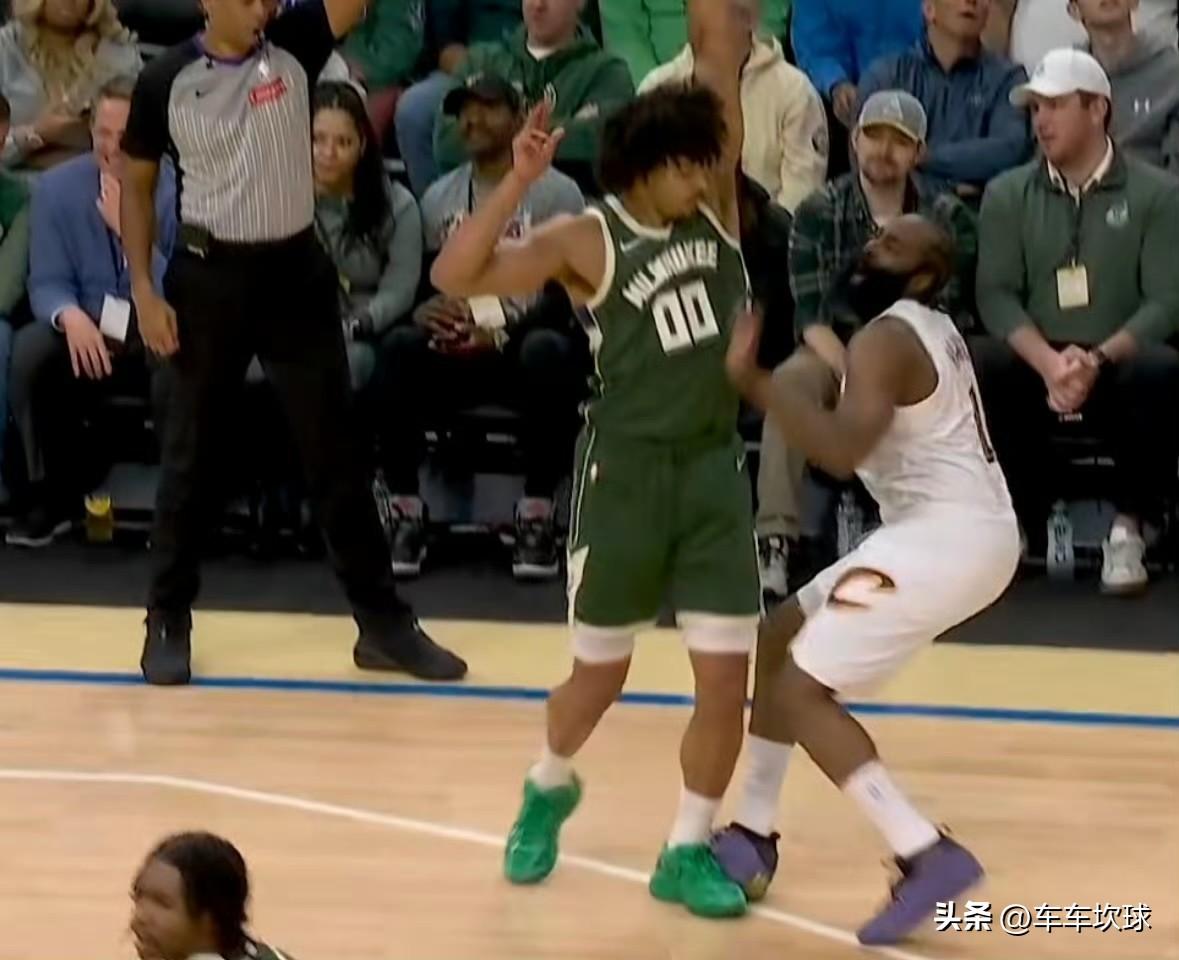 哈登：他垫脚你怎么不吹？
裁判：你可是哈登！
哈登：那我可要生气了[酷拽]

那