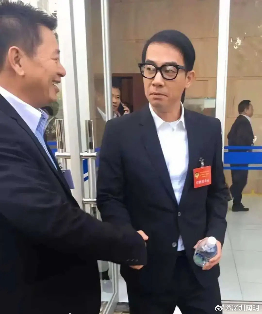 带着眼镜的陈小春，看起来很严肃。