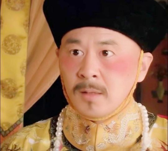我们小区最近管理严格了，进出都要刷卡。今天我游泳回来骑着自行车，前面走着个胖妹，