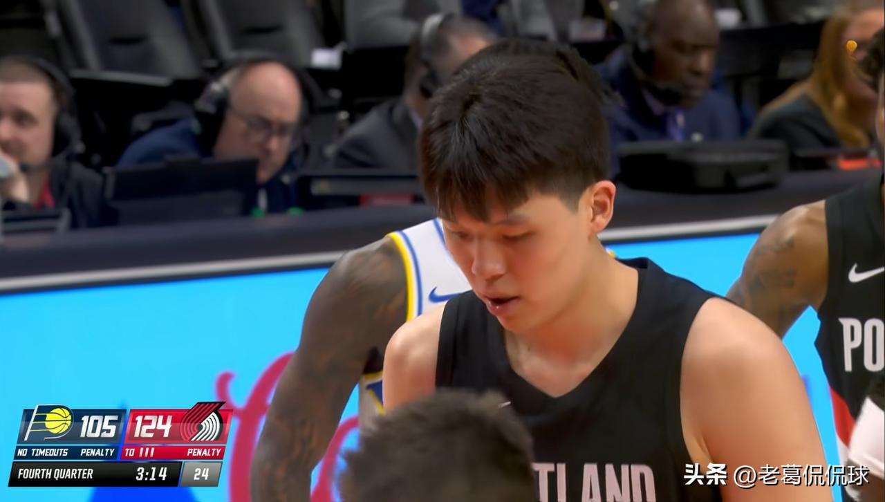 开拓者新秀杨瀚森的进步真是肉眼可见！在今天开拓者主场以131：111大胜步行者的