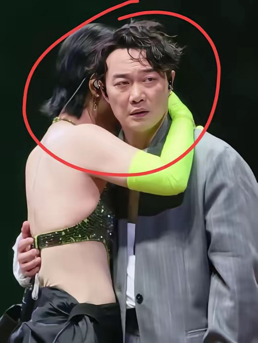 陈奕迅，引发热议。7月28日，52岁的陈奕迅，冲上热搜，澳门演唱会上，周笔畅把他