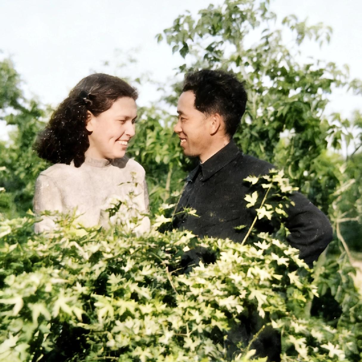 1947年，刘亚楼和妻子翟云英结婚时，一张温馨的合影，镜头中的他们面对面站着，相