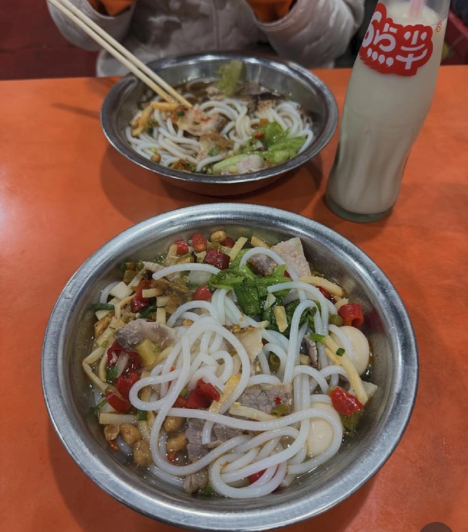 刚到桂林，点两碗二两的米粉，一碗要7块。老板说春节加1块，晚上又加1块，才是这个