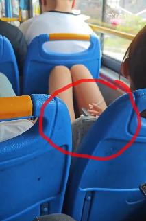 这是在公交车里抽烟，而且是把窗子关了来抽烟。
那些说苦二手烟久矣的人怎么不见了，