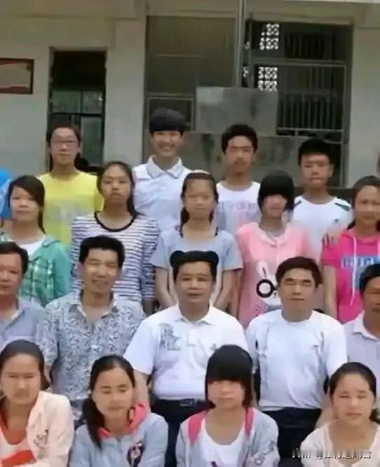 还记得上小学和初中拍毕业照时，班主任要求我们必须穿校服，今天终于明白其中的原因了