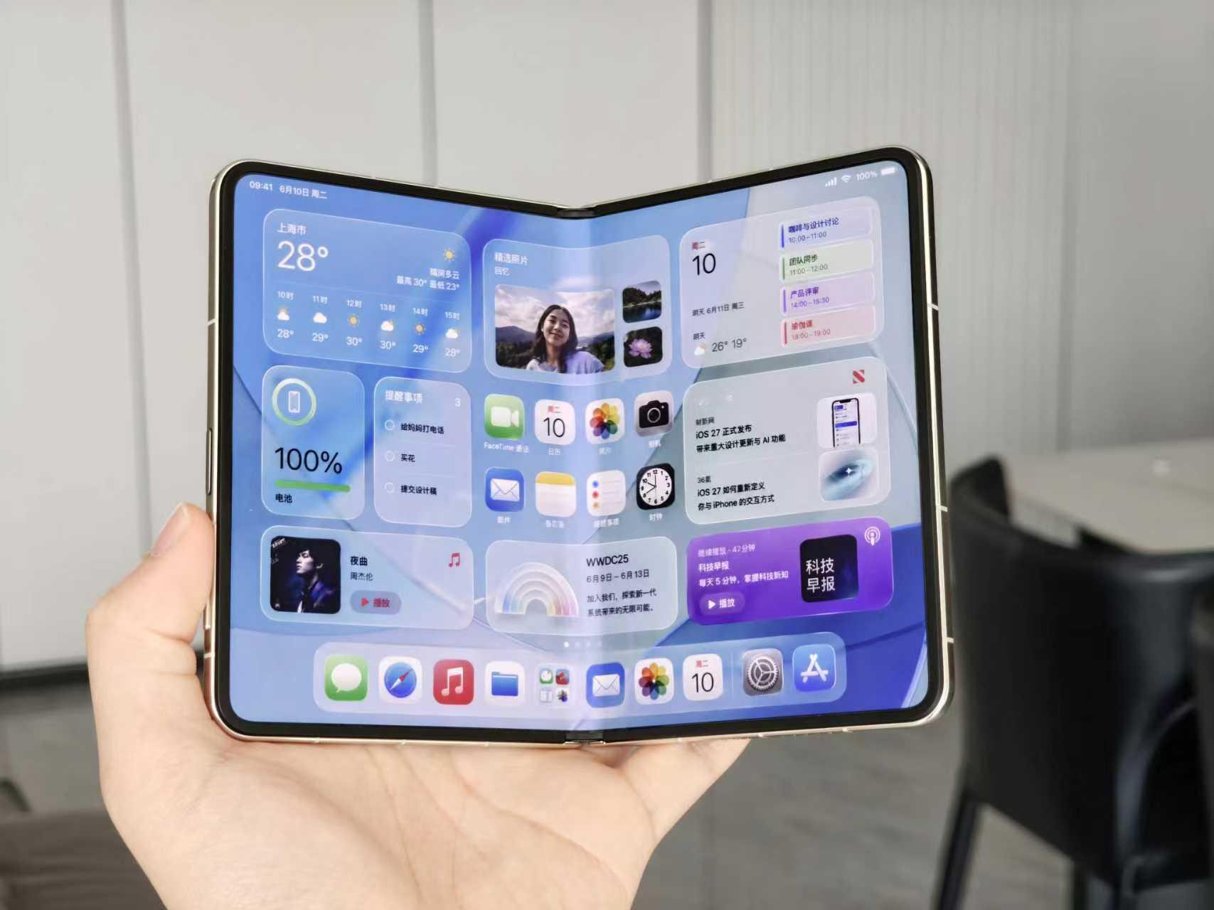 终于有新动静，果子的首款折叠屏iPhone Ultra据说将采用无痕铰链方案，力