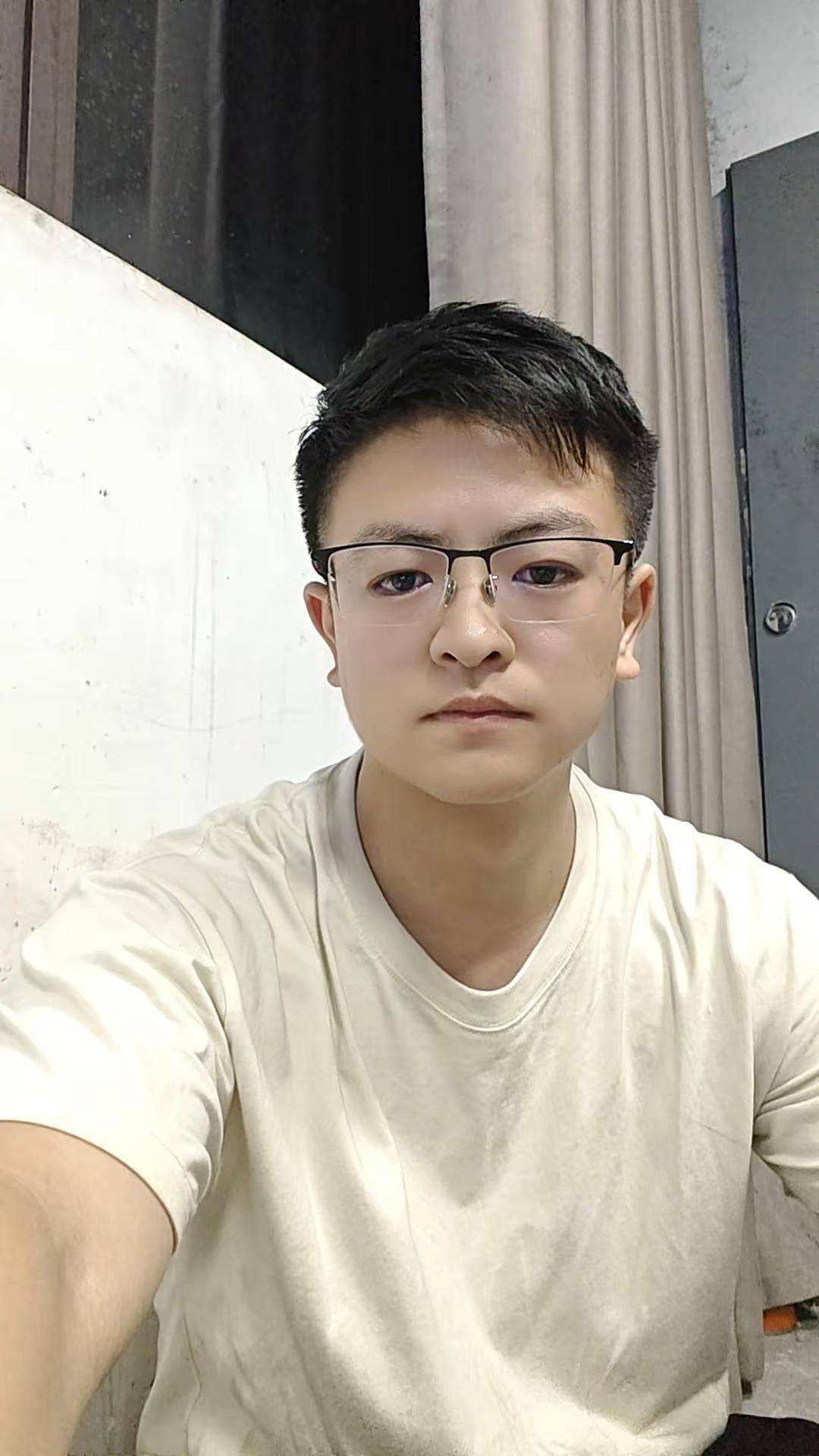 已经到了不用美颜就不敢发动态的年纪了😂😂😂