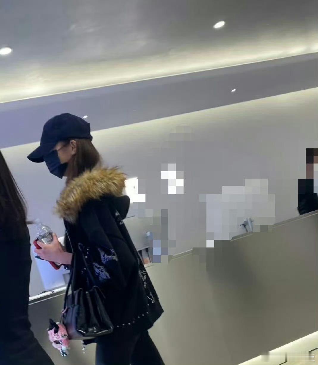 偶遇张元英去皮肤科 网友在清潭洞皮肤科偶遇张元英～连看手机的姿势都自带氛围感，不