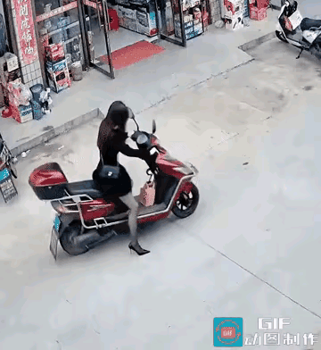 女子在街上骑电动车，没想到电动车电池突然爆炸了，气浪把女子掀起来有一人多高，太恐