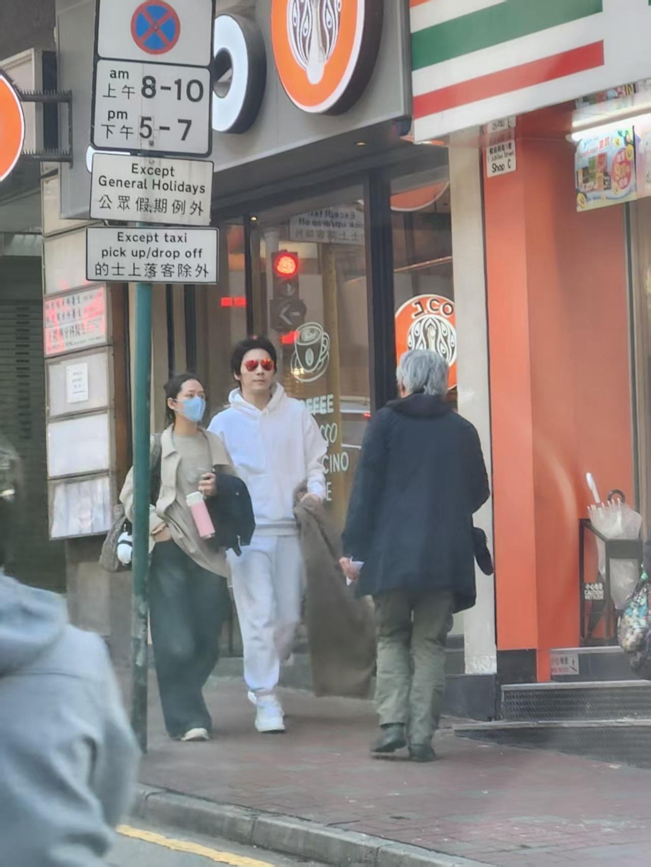 普普通通的穿搭，慢悠悠溜马路，这居然是向佐郭碧婷！逛街也太松弛了吧，网...