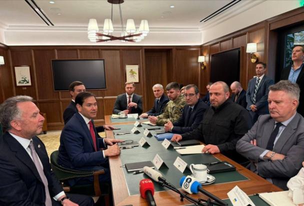 美国国务卿鲁比奥与乌克兰代表团会谈的现场照片，乌克兰表情严肃，鲁比奥也没有好好招