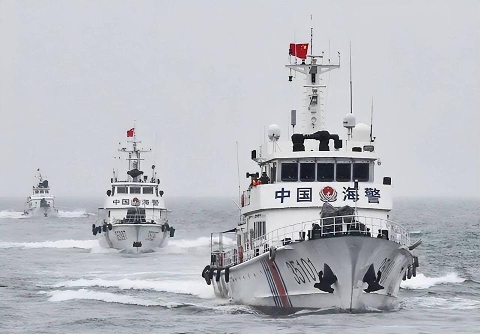 夜色下的东海海面并不平静，一条关于钓鱼岛附近海域的通报再次引发关注，按照日本海上