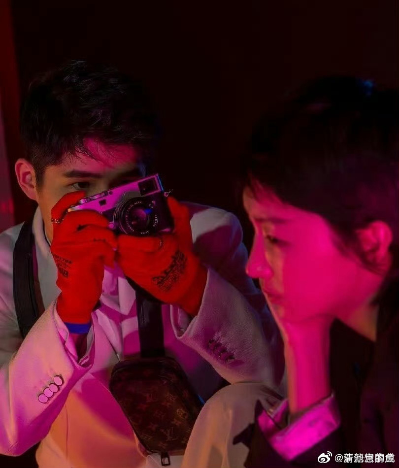 曝双顶流的孩子已经三周岁了两人事业都杠杠的，旗鼓相当。周冬雨：辛未 辛丑 丙午，