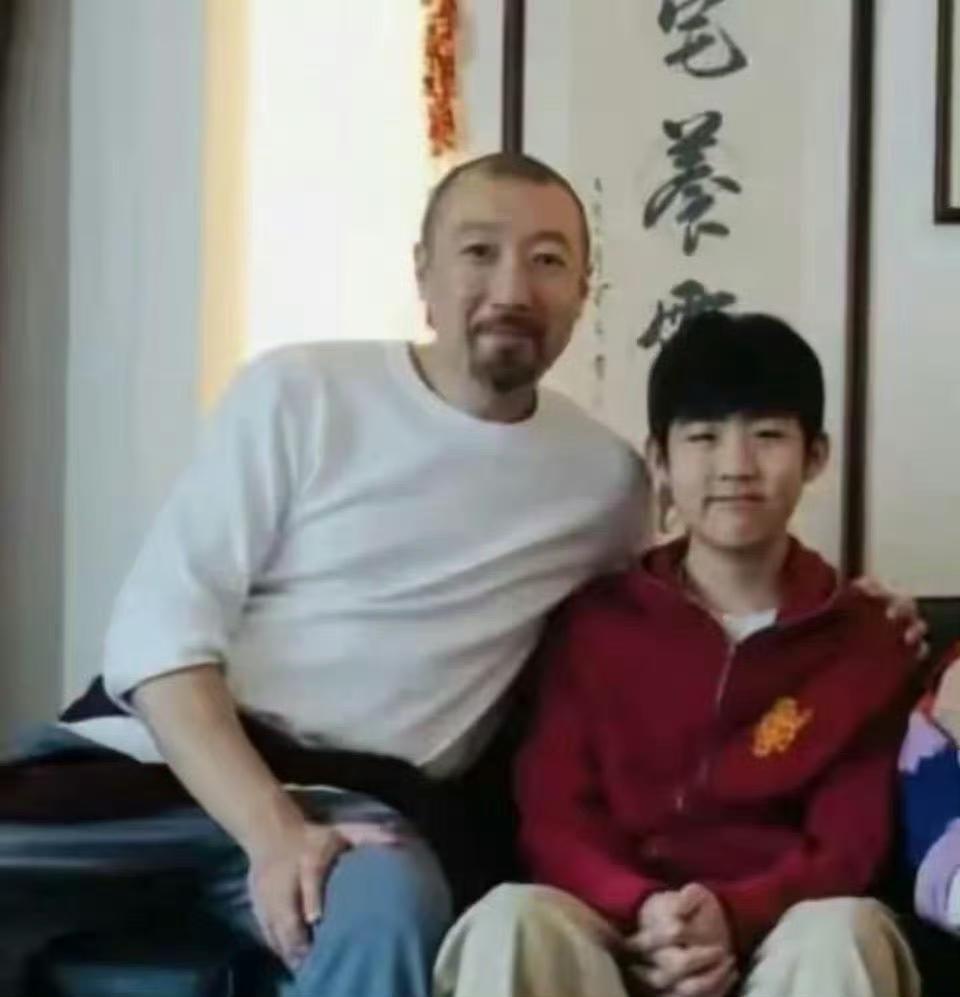 52岁富豪显老态？陈慧琳与丈夫同框似两代人，低调育儿培养出乖巧儿子

近日，陈慧