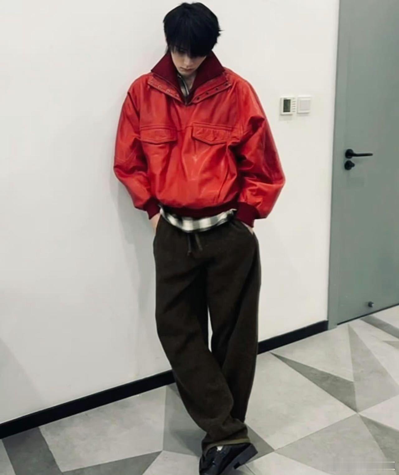 慵懒风 周翊然轻松拿下 周翊然在慵懒风中的表现，如同一幅淡雅的水墨画，意境深远而