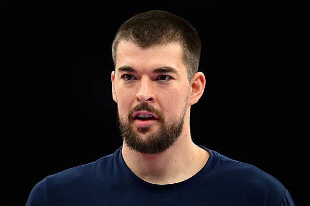 绿军向快船提供了一个首轮，一个首轮互换，加上小西蒙斯寻求交易祖巴茨，被快船拒绝了