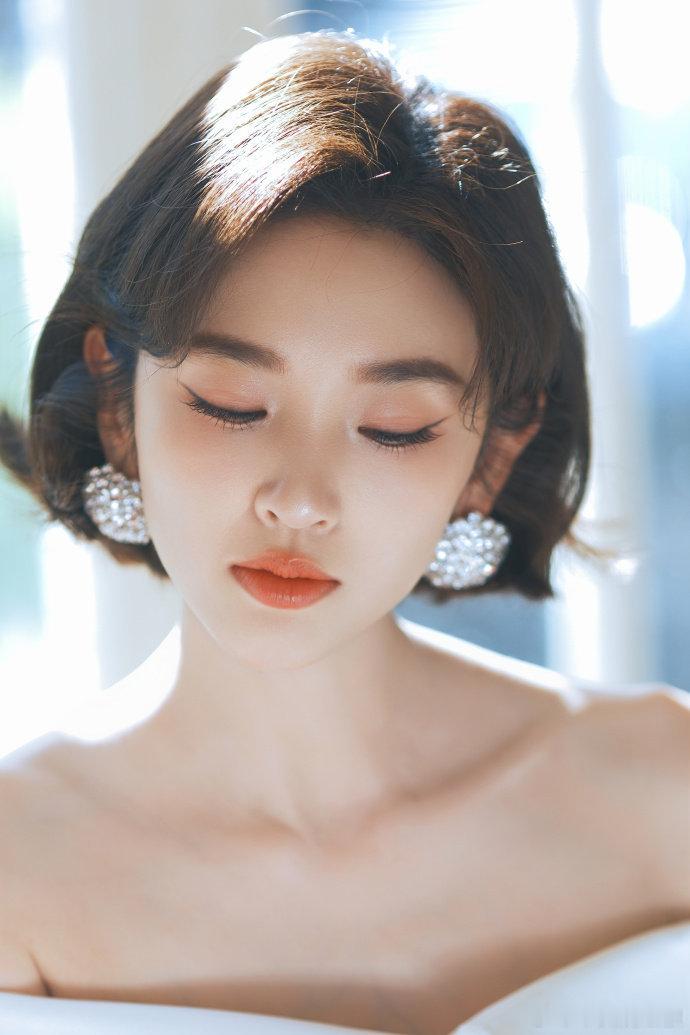 不惧风格大胆出手，独特审美尽显风采，氛围感直接拉满唐艺昕选歌唐艺昕选歌好勇