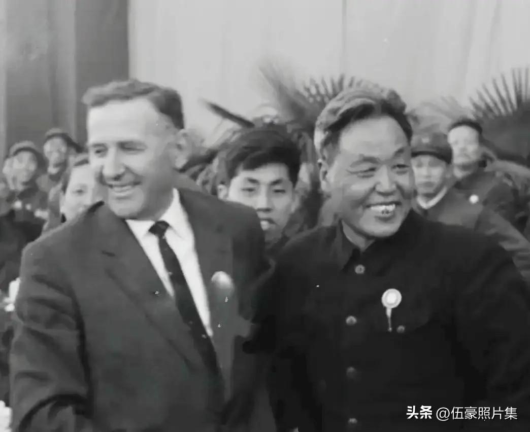 上世纪六十年代，王效禹（右）接待到访的阿尔巴尼亚领导人谢胡（左）时的照片。王效禹