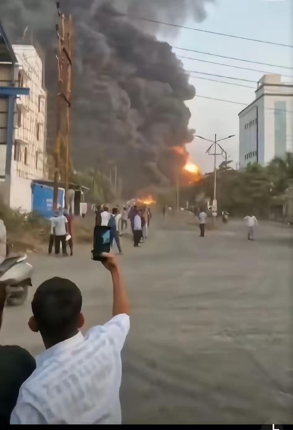 印度又双叒叕出事了！新德里郊区诺伊达高科技工业园区近300家服装厂、针织厂的工人